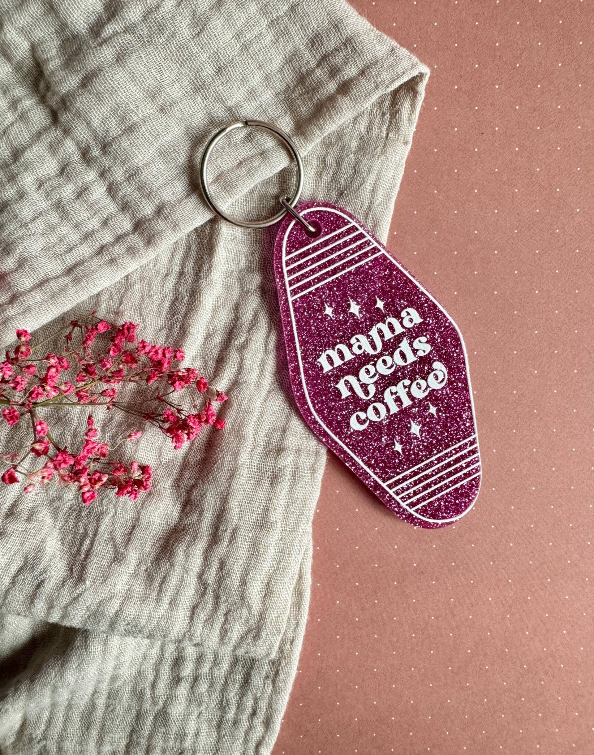 Schlüsselanhänger Retro Mama Needs Coffee | Motel Keychain Schlüsselanhänger Retro Mama Needs Coffee | Motel Keychain von JosiHerzensdinge