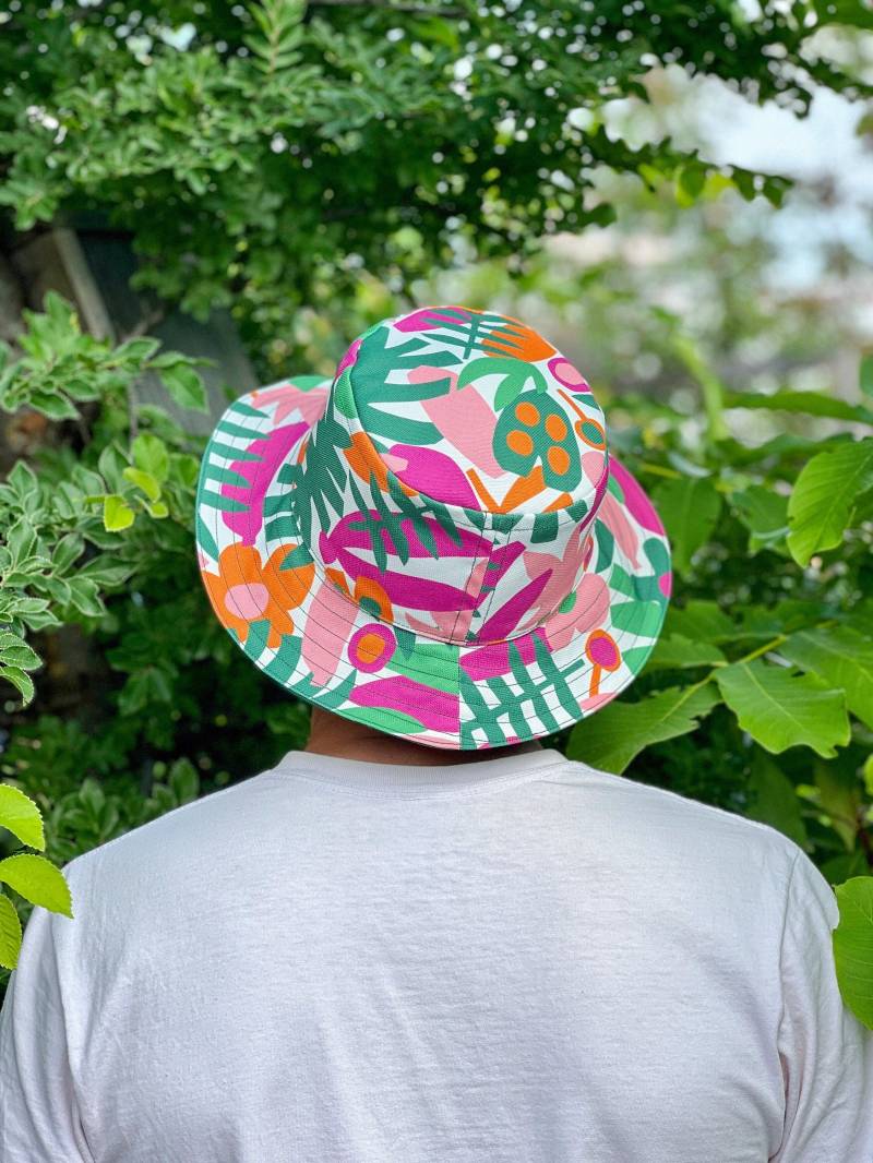 Bunter, Wendbarer, Handgefertigter Bob - Einzigartiges Muster Aus Tropen, Exotik, Pflanzen Und Blumen Unisex-Sommerhut Originelles Geburtstags Bunter, Wendbarer, Handgefertigter Bob - Einzigartiges Muster Aus Tropen, Exotik, Pflanzen Und Blumen Unisex-Sommerhut Originelles Geburtstags von JosieCreas