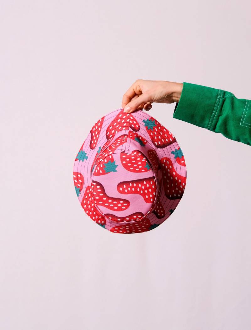 Handgefertigter Wende-Eimerhut - Einzigartiges Erdbeerdesign, Bunt Unisex- Und Originalhut 3 Größen Bunter von JosieCreas