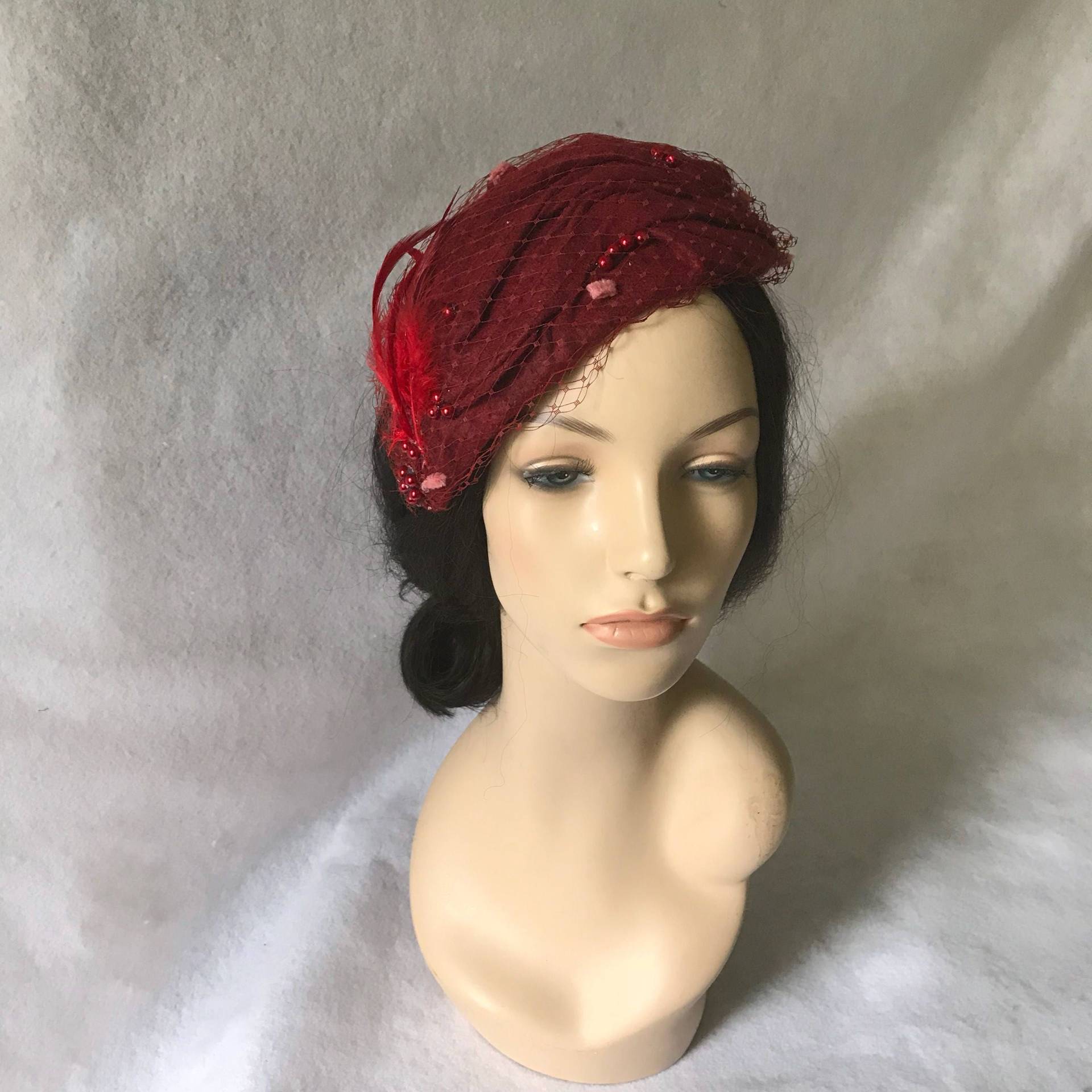 Burgunder Fascinator Hut, Vintage Halbhut Mit Schleier Für Kirchenhut, Teeparty, Hochzeit - Plisseer Pillbox Wollfilz Hut Burgunder Fascinator Hut, Vintage Halbhut Mit Schleier Für Kirchenhut, Teeparty, Hochzeit - Plisseer Pillbox Wollfilz Hut von JosieTuckerMillinery