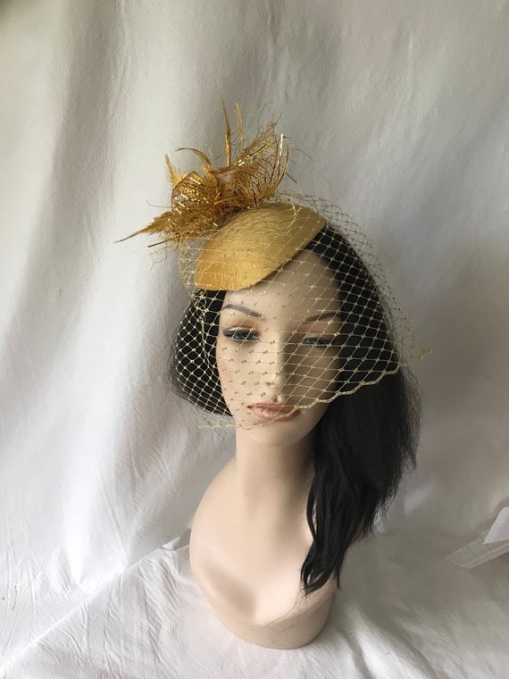 Gold Fascinator Hut Mit Schleier, Fascinator, Kirchenhut, Hochzeitshut, Brautmutter Hut, Feder Gold Fascinator Hut Mit Schleier, Fascinator, Kirchenhut, Hochzeitshut, Brautmutter Hut, Feder von JosieTuckerMillinery