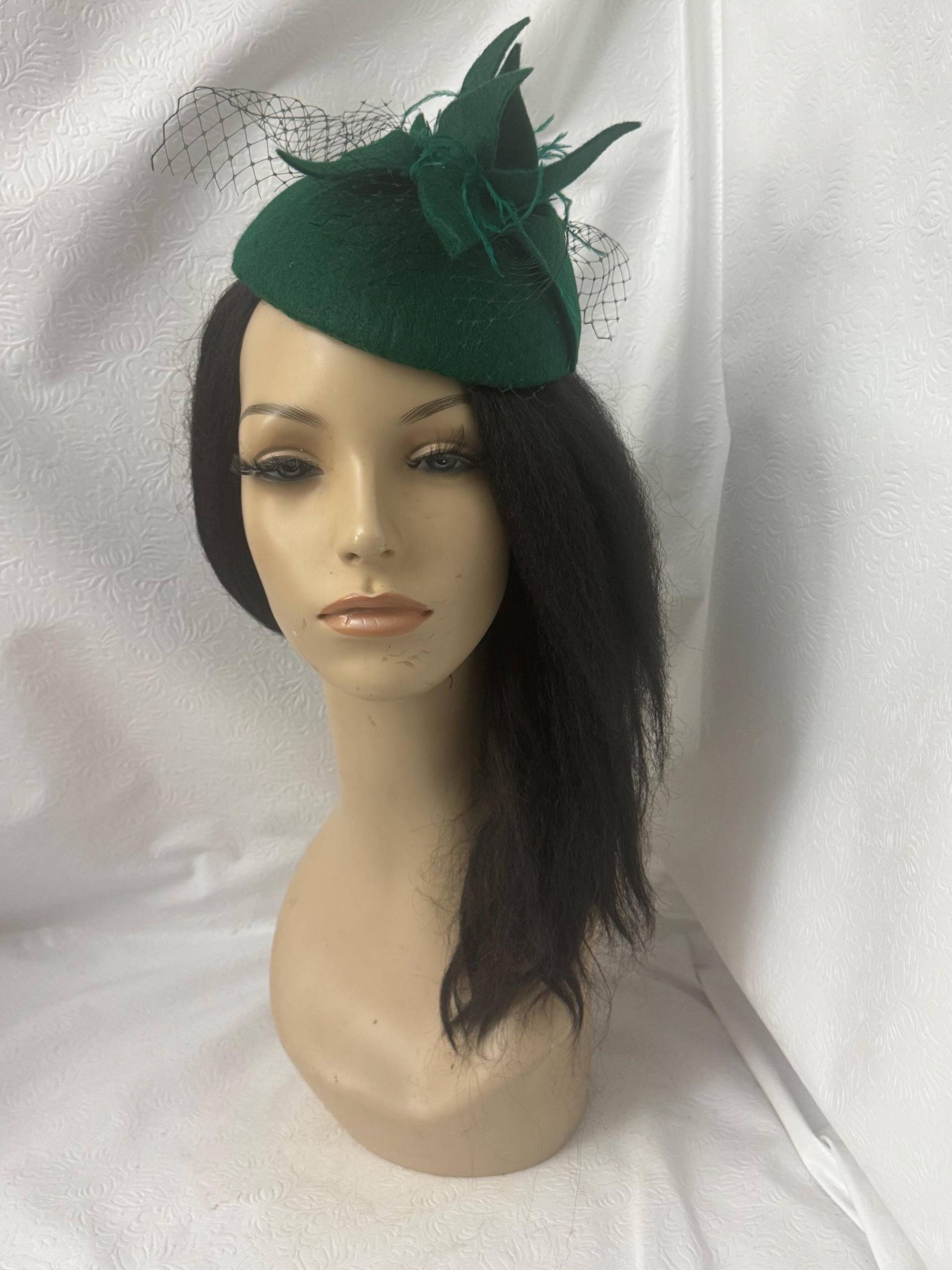 Grüner Hochzeits Fascinator, Grüner Winter Fascinator Hut, Mini Damen Kirchenhut, Filzhut, Grün Birdcage Schleier, Percher Anlass Hut Grüner Hochzeits Fascinator, Grüner Winter Fascinator Hut, Mini Damen Kirchenhut, Filzhut, Grün Birdcage Schleier, Percher Anlass Hut von JosieTuckerMillinery