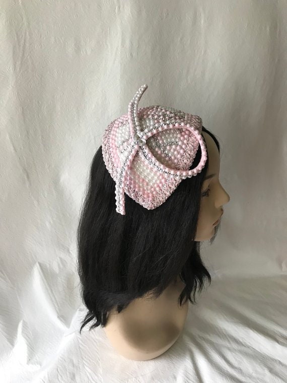 Vintage Rosa Perle Fascinator Strass Braut Halber Hut Vintage Rosa Perle Fascinator Strass Braut Halber Hut von JosieTuckerMillinery