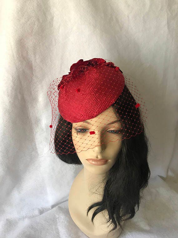 Roter Fascinator, Roter Fascinator Mit Schleier, Kirchenhut, Hut Für Rennen, Hochzeitshut, Kentucky Derby-Hut, Cocktail-Gat Roter Fascinator, Roter Fascinator Mit Schleier, Kirchenhut, Hut Für Rennen, Hochzeitshut, Kentucky Derby-Hut, Cocktail-Gat von JosieTuckerMillinery