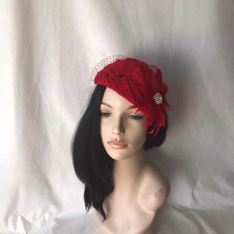 Roter Vintage Fascinator Hut 1950Er 60Er Jahre Mit Feder & Schleier, Für Hochzeit, Kirche, Teeparty, Aus Wollfilz Roter Vintage Fascinator Hut 1950Er 60Er Jahre Mit Feder & Schleier, Für Hochzeit, Kirche, Teeparty, Aus Wollfilz von JosieTuckerMillinery