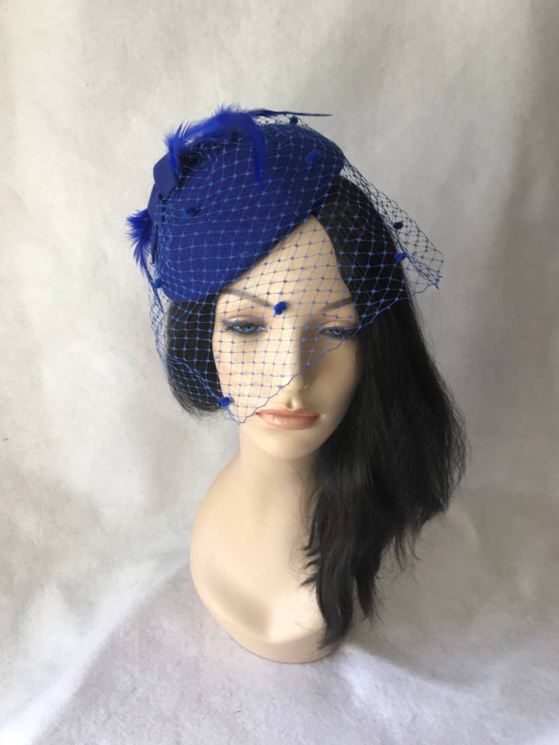 Royal Blau Fascinator Hut Mit Gepunktetem Schleier, Blauer Filz Hut, Hochzeit Fascinator, Pillbox Damen Kirchenhut, Tea Party, Kobaltblau von JosieTuckerMillinery