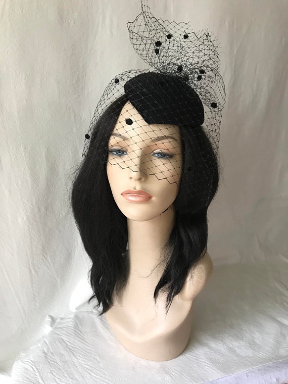 Schwarzer Fascinator Hut Vintage Stil Schleier, Kentucky Derby, Tea Party Schwarzer Fascinator Hut Vintage Stil Schleier, Kentucky Derby, Tea Party von JosieTuckerMillinery