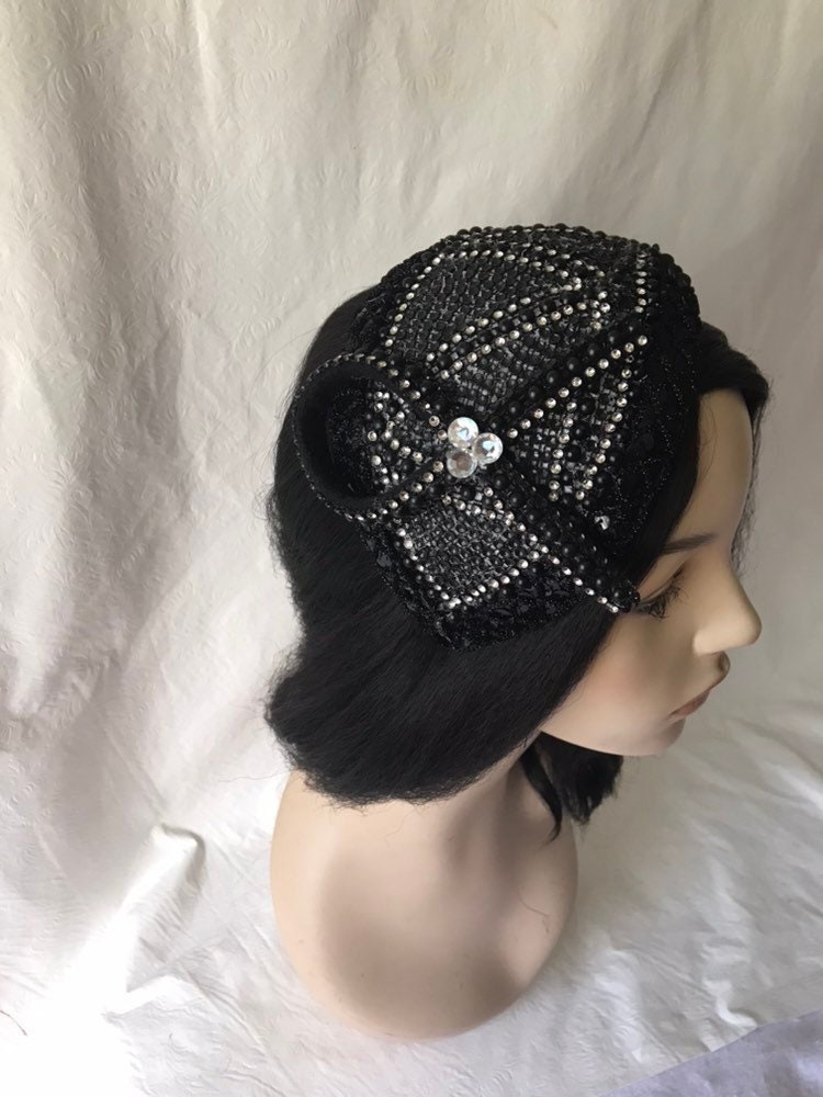 Schwarzer Vintage Stil 1950Er - 1960Er Halbhut, Frauen Kirchenhut, Halber Pillbox Fascinator Hut, Brautmutter Hochzeitshut Schwarzer Vintage Stil 1950Er - 1960Er Halbhut, Frauen Kirchenhut, Halber Pillbox Fascinator Hut, Brautmutter Hochzeitshut von JosieTuckerMillinery