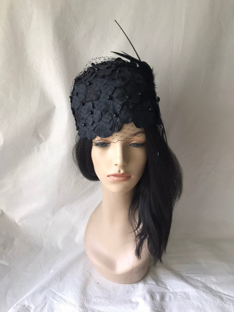 Schwarzer Vintage Stil Kirchenhut Mit Langer Federkiel Und Schwarzem Schleier Für Kirche, Teeparty, Hochzeit, Derby-Rennhut, Besonderer Anlass Schwarzer Vintage Stil Kirchenhut Mit Langer Federkiel Und Schwarzem Schleier Für Kirche, Teeparty, Hochzeit, Derby-Rennhut, Besonderer Anlass von JosieTuckerMillinery