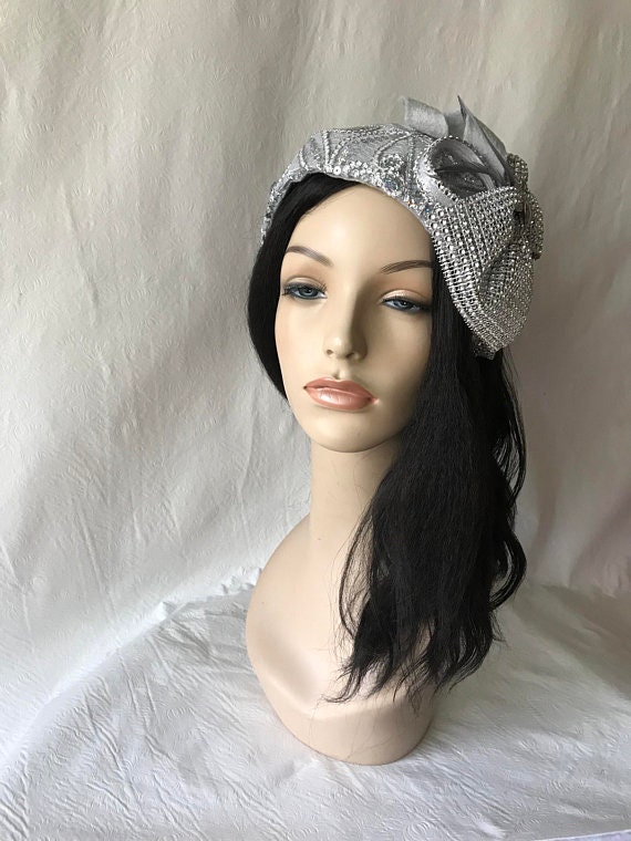 Vintage Stil Silber Grau 1950 - 1960 Flapper Halbhut Mit Großer Strass Schleife, Retro Fascinator Hut, Stirnband, Kirchenhut Vintage Stil Silber Grau 1950 - 1960 Flapper Halbhut Mit Großer Strass Schleife, Retro Fascinator Hut, Stirnband, Kirchenhut von JosieTuckerMillinery