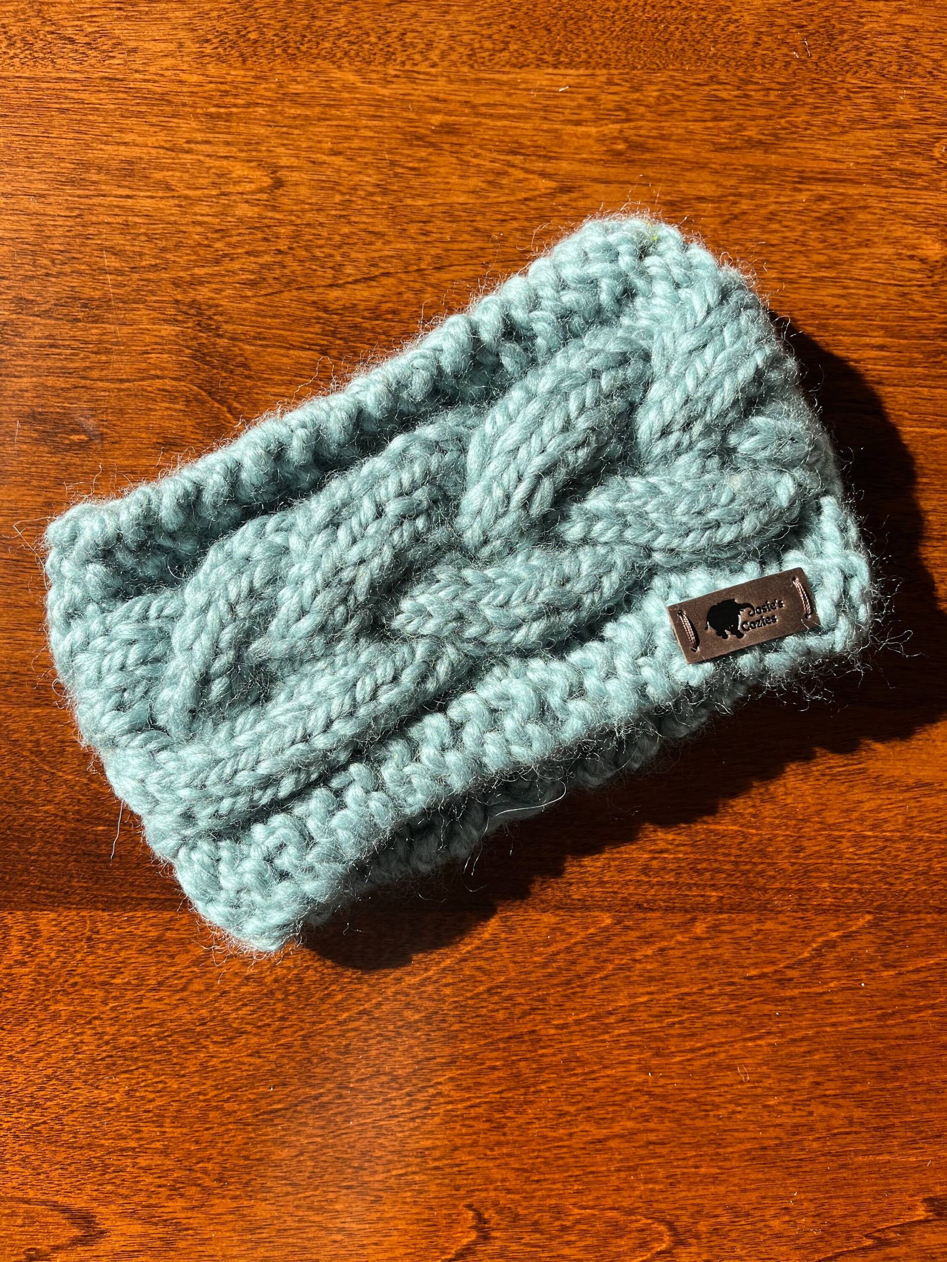 Erwachsenes Stirnband Cosy ~ Handgestricktes Winter-Stirnband Aus Weichem Und Warmen Hellblauen Lion's Brand Easy Care Yarn Von Josie's Cozies Erwachsenes Stirnband Cosy ~ Handgestricktes Winter-Stirnband Aus Weichem Und Warmen Hellblauen Lion's Brand Easy Care Yarn Von Josie's Cozies von JosiesCozies