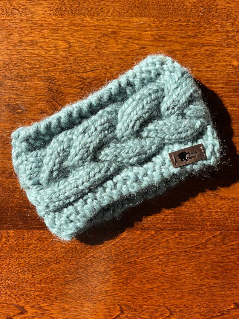 Erwachsenes Stirnband Cosy ~ Handgestricktes Winter-Stirnband Aus Weichem Und Warmen Hellblauen Lion's Brand Easy Care Yarn Von Josie's Cozies von JosiesCozies