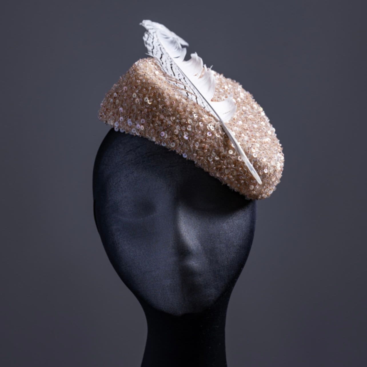 Handgefertigter Dreieckiger Champagnerfarbener Pailletten Fascinator Mit Elfenbeinfarbenen Federn Handgefertigter Dreieckiger Champagnerfarbener Pailletten Fascinator Mit Elfenbeinfarbenen Federn von JossDesignsUK