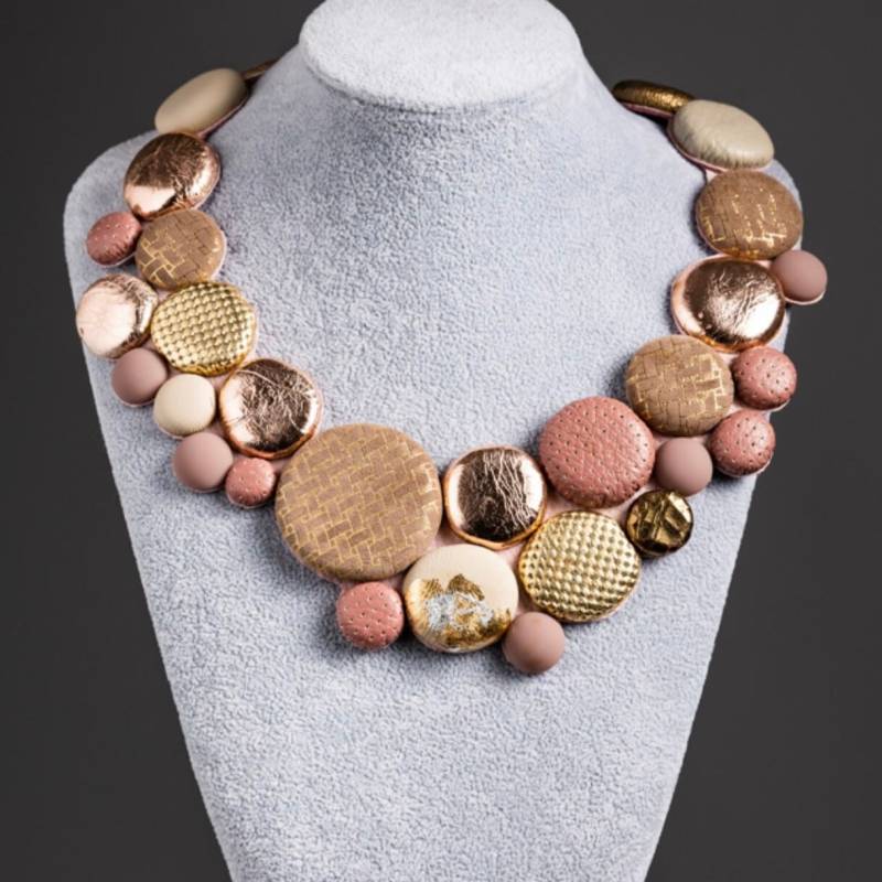 Handgemachte Lederkette Im Latz-stil Mit Handgeformten Ledercabuchons. Rosa, Neutraltöne Und Gold von JossDesignsUK