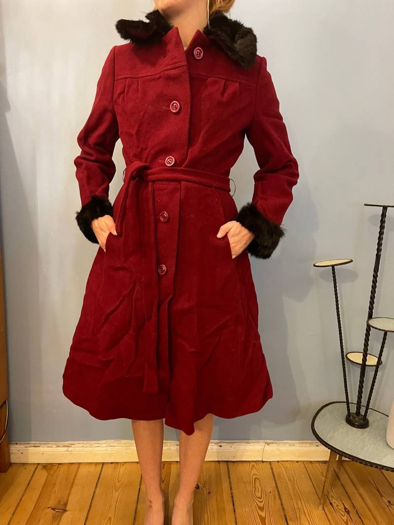 1930Er 1940Er 1950Er Jahre Wintermantel Rot Schwarze Pelzjacke Größe Medium-Large 1930Er 1940Er 1950Er Jahre Wintermantel Rot Schwarze Pelzjacke Größe Medium-Large von JosuDeJosusVintagesh