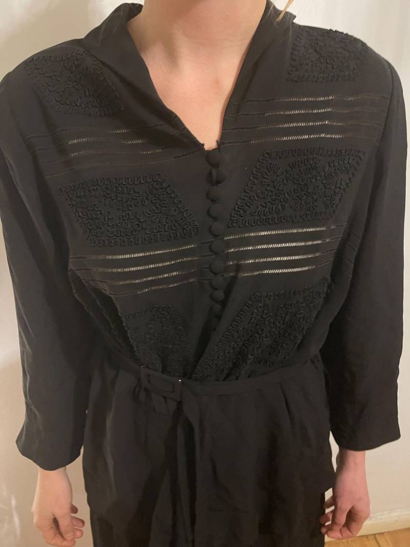 1930Er-1940Er Schwarzes Kleid Art Deco Bestickt Rockabilly Größe Medium 1930Er-1940Er Schwarzes Kleid Art Deco Bestickt Rockabilly Größe Medium von JosuDeJosusVintagesh
