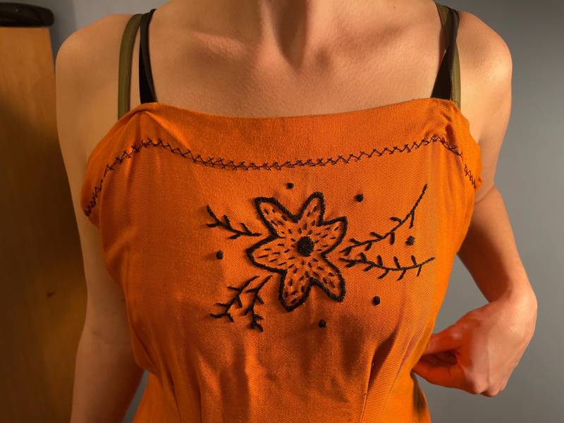 1950Er Jahre Bombe True Vintage Orange Schwarzes Besticktes Kleid Größe M Voller Rock 1950Er Jahre Bombe True Vintage Orange Schwarzes Besticktes Kleid Größe M Voller Rock von JosuDeJosusVintagesh