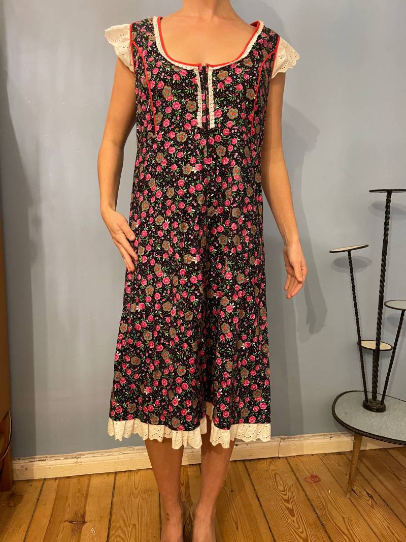 1960Er 1970Er Jahre Blumen Reißverschluss Kragen Echtes Vintage Langes Schwarzes Kleid Mit Rosa Und Grünen von JosuDeJosusVintagesh