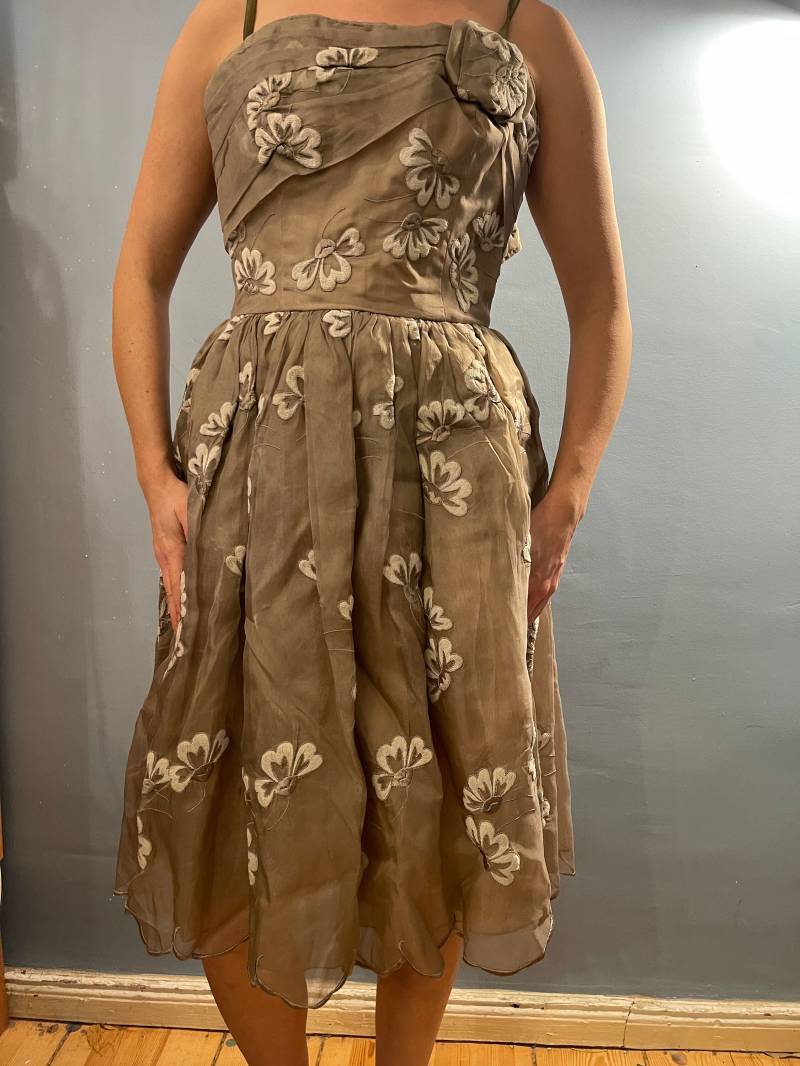 Beige Und Weißes Kleid Mit Gestickten Blumen True Vintage Rockabilly Vollrock Carmen Größe M 1950Er Jahre Beige Und Weißes Kleid Mit Gestickten Blumen True Vintage Rockabilly Vollrock Carmen Größe M 1950Er Jahre von JosuDeJosusVintagesh