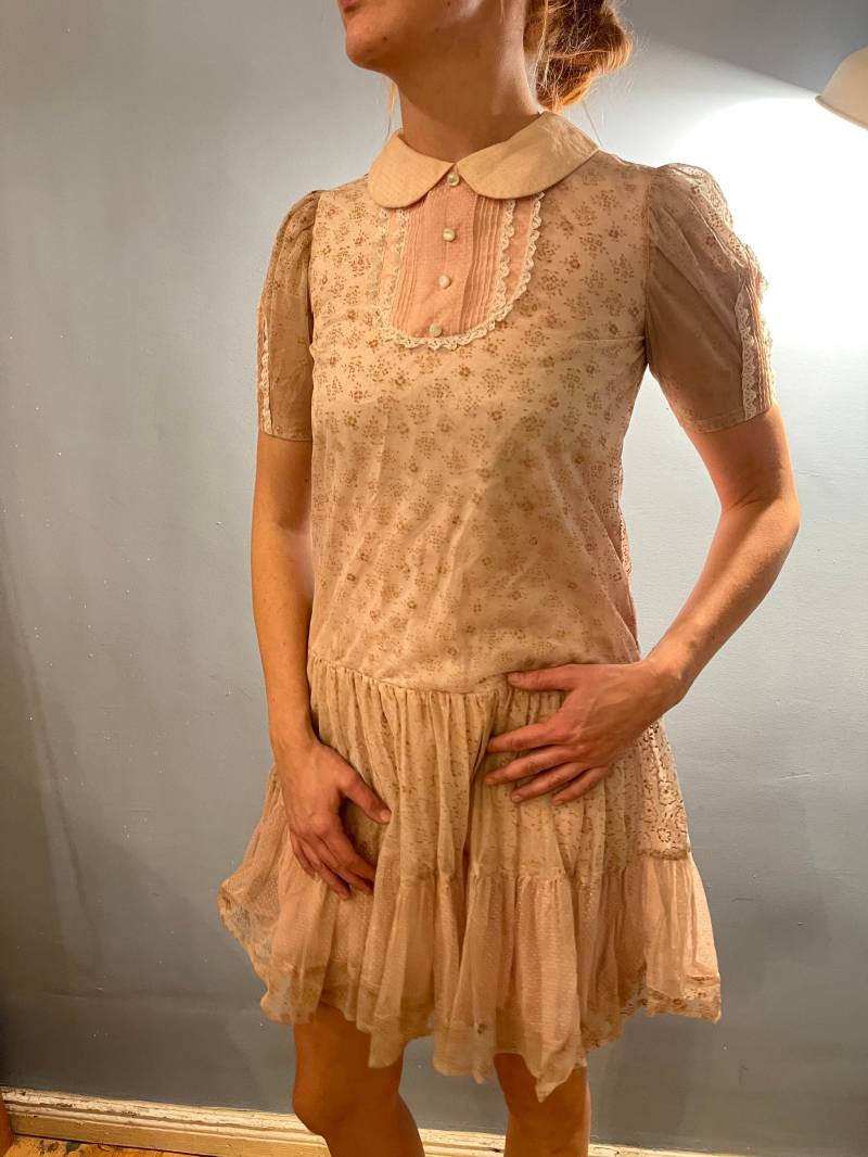 Beiges Kleid Mit Gestickten Details True Vintage 1950Er Jahre Größe M Beiges Kleid Mit Gestickten Details True Vintage 1950Er Jahre Größe M von JosuDeJosusVintagesh