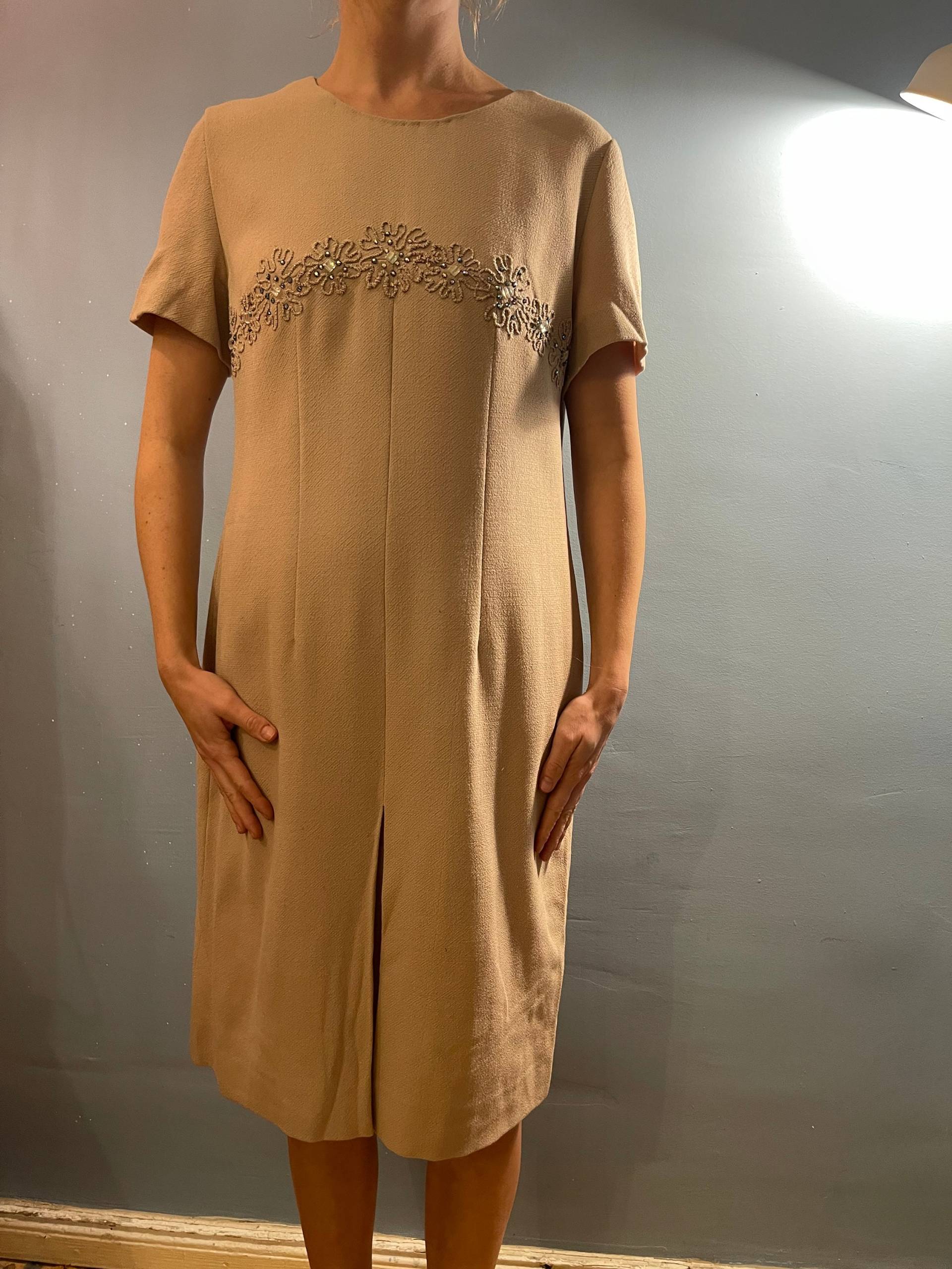 Beiges Kleid Mit Gestickten Details Und Perlen 1950Er Jahre Gr. Xl von JosuDeJosusVintagesh