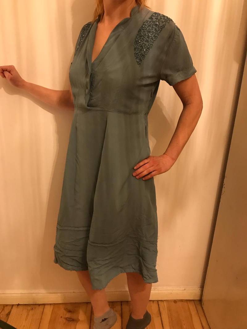 Blaues Kleid Mit Gestickten Details 1960 True Vintage Blaues Kleid Mit Gestickten Details 1960 True Vintage von JosuDeJosusVintagesh