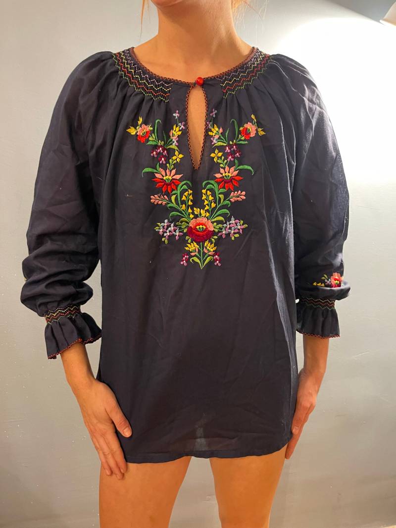 Dunkelblaues Shirt Mit Blumendetails Im Hippie Style Gr. L von JosuDeJosusVintagesh
