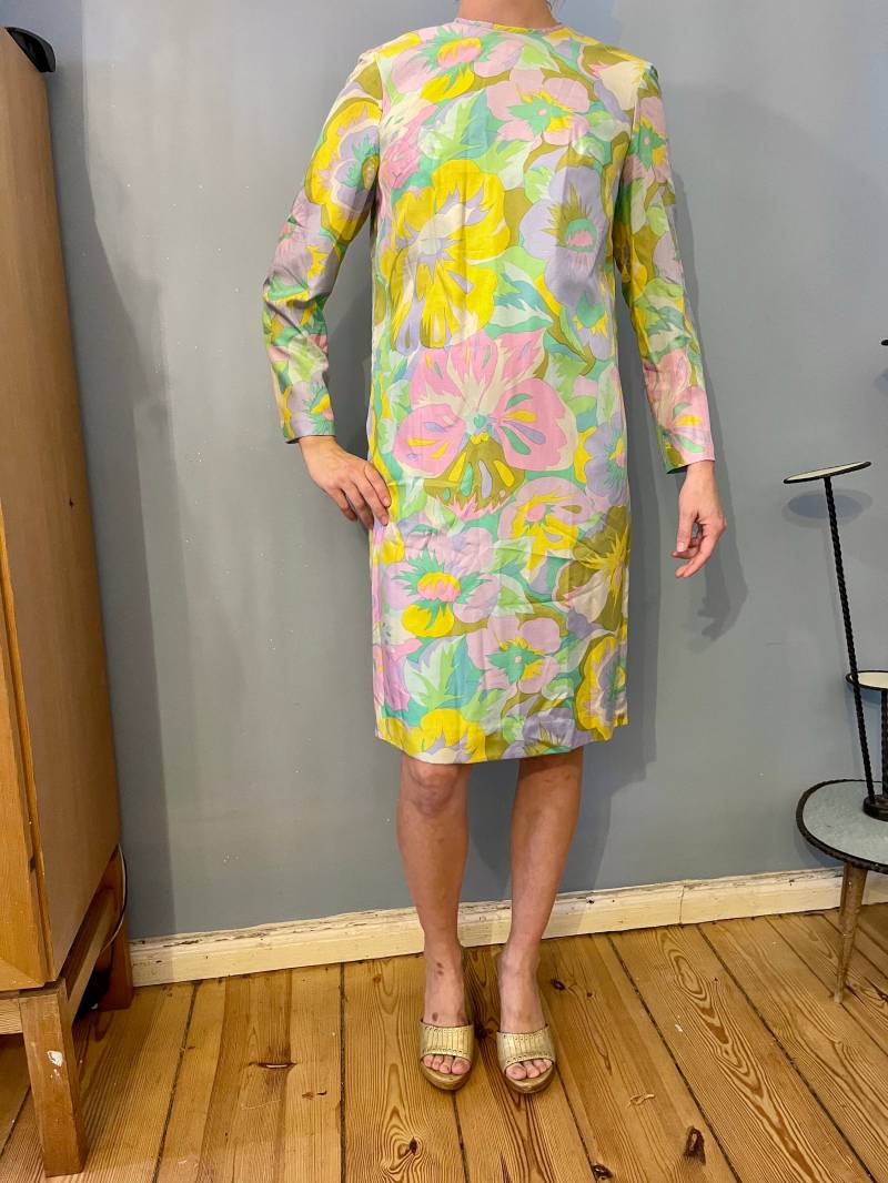 Farbenfrohes Kleid Mit Blumen Aus Den 1960Er Jahren Farbenfrohes Kleid Mit Blumen Aus Den 1960Er Jahren von JosuDeJosusVintagesh