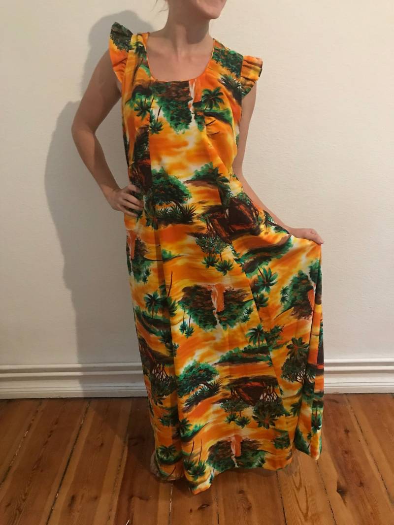 Langes Kleid 1960 Hukilau Moden Orange & Gold Hawaii Selten Mittel Bis Groß Langes Kleid 1960 Hukilau Moden Orange & Gold Hawaii Selten Mittel Bis Groß von JosuDeJosusVintagesh
