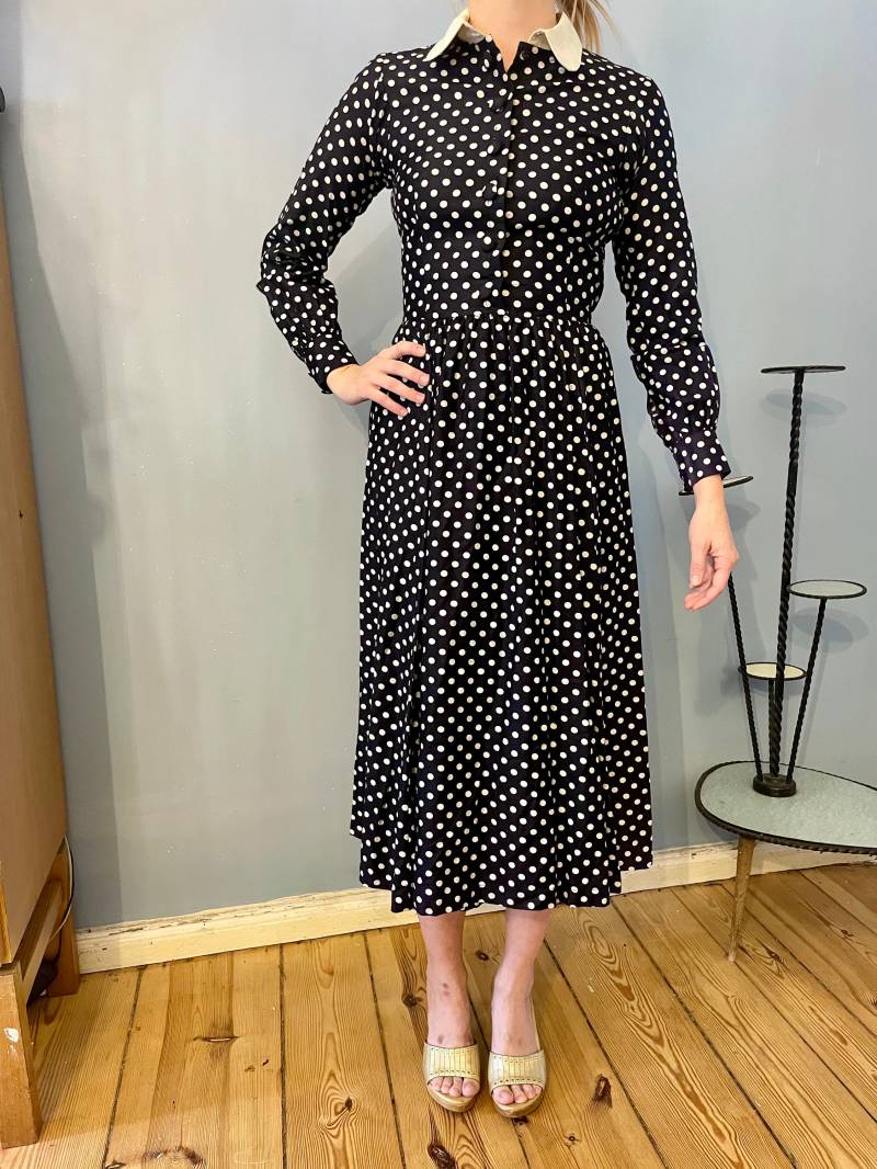 Langes Schwarzes Kleid Mit Weißen Punkten Metallreißverschluss 1940Er Jahre Langes Schwarzes Kleid Mit Weißen Punkten Metallreißverschluss 1940Er Jahre von JosuDeJosusVintagesh