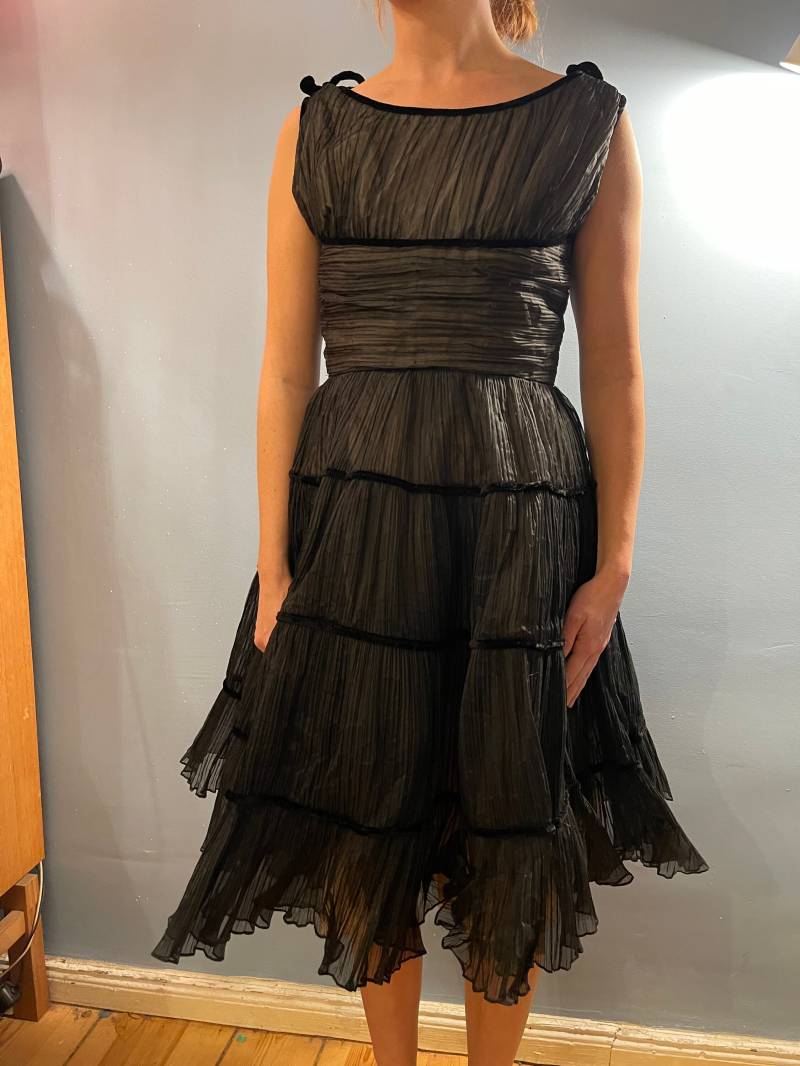 Plissee Zifon Und Laze Schwarzes Kleid Metall Reißverschluss True Vintage 1950 Größe S Bis M Plissee Zifon Und Laze Schwarzes Kleid Metall Reißverschluss True Vintage 1950 Größe S Bis M von JosuDeJosusVintagesh