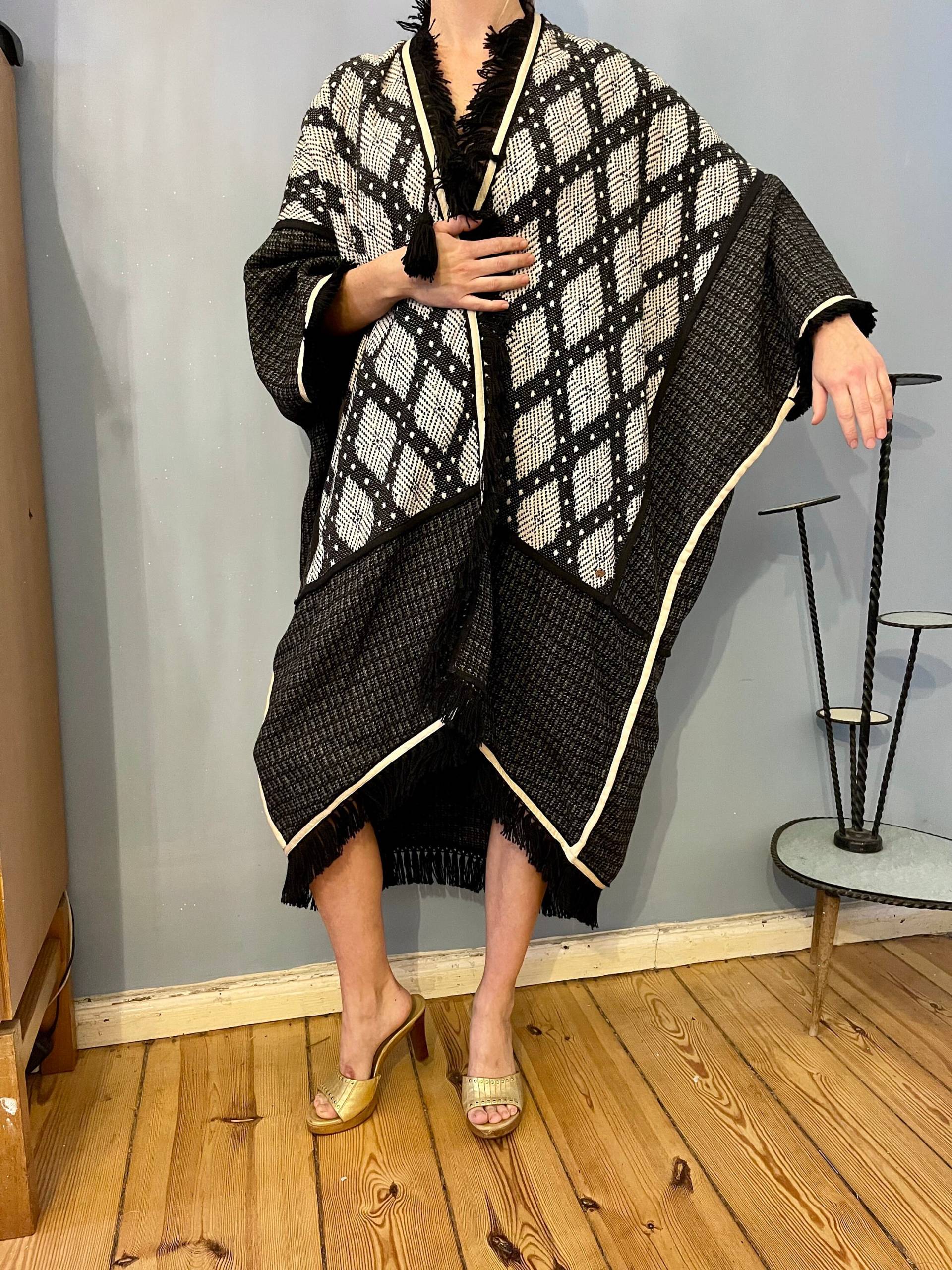 Poncho-Mantel-Jacke Blazzer Schwarz Und Weiß Passt Für Alle Größen von JosuDeJosusVintagesh