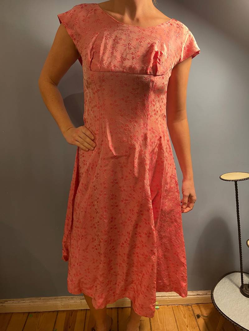 Rosa Kleid 1950's True Vintage Gestickte Blumen Größe M Rosa Kleid 1950's True Vintage Gestickte Blumen Größe M von JosuDeJosusVintagesh