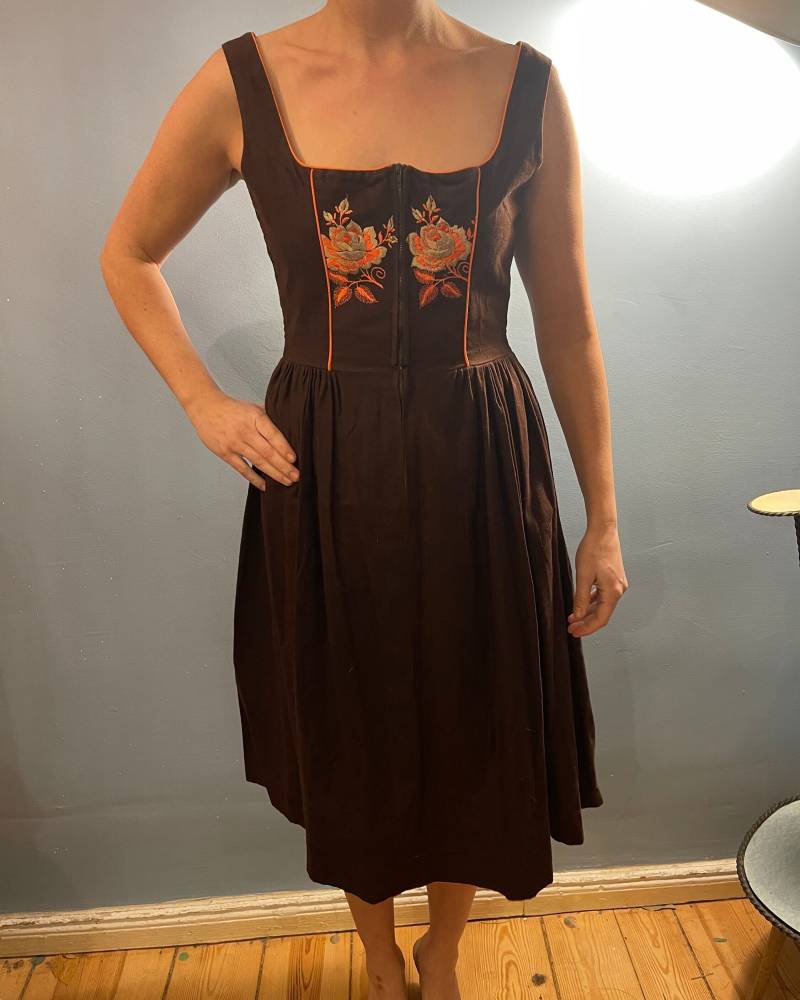 Sommerliches Braunes Kleid Mit Blumen Größe M Bis L True Vintage 1970's Dundell Bayer Corsage Sommerliches Braunes Kleid Mit Blumen Größe M Bis L True Vintage 1970's Dundell Bayer Corsage von JosuDeJosusVintagesh