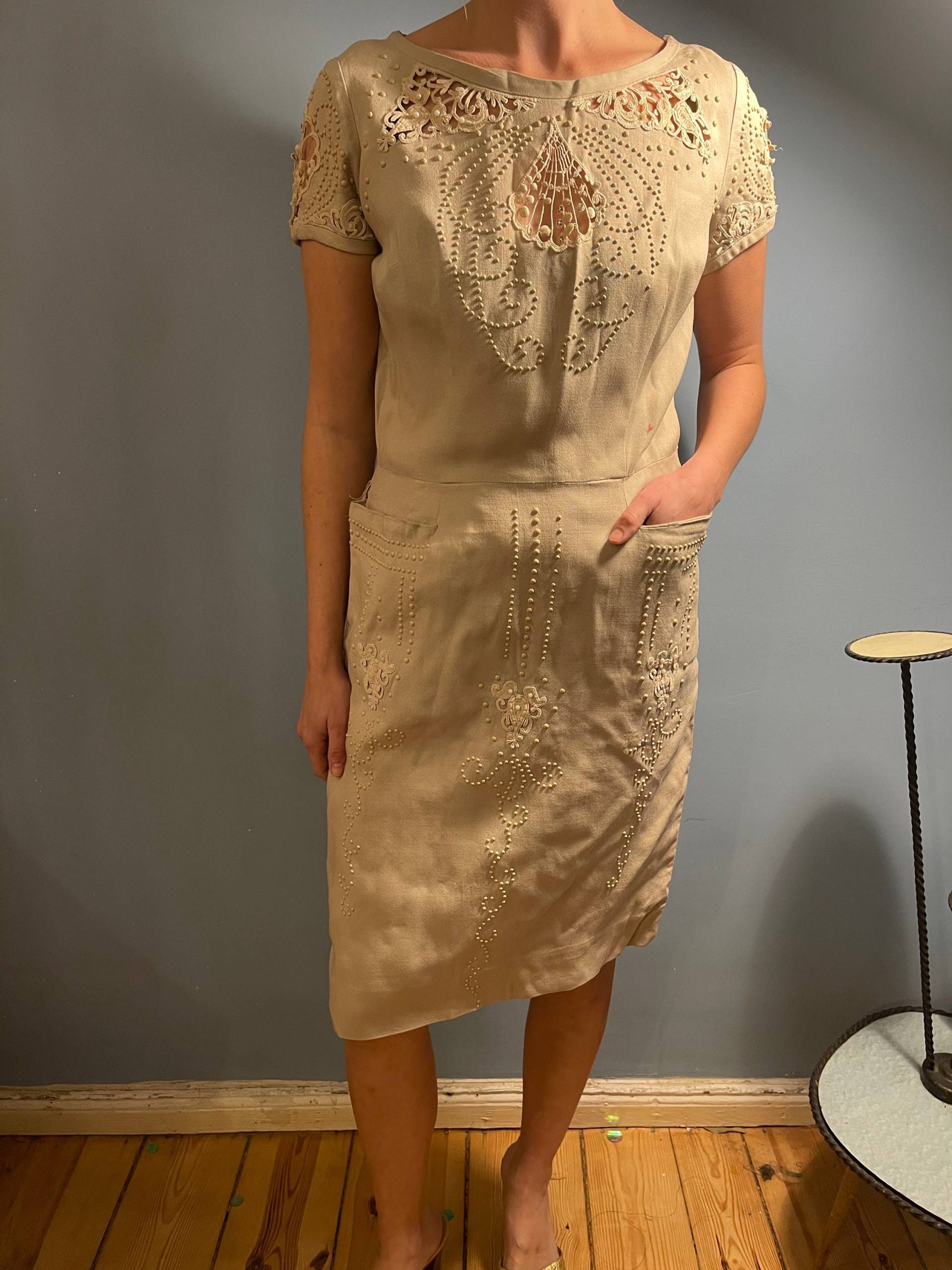 True Vintage Beige Kleid Mit Gestickten Details 1950Er Jahre Exclusives Seltenes Stück Größe M von JosuDeJosusVintagesh