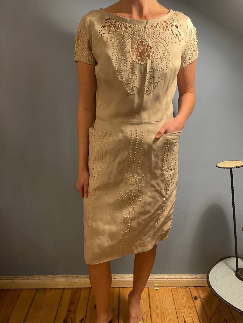 True Vintage Beige Kleid Mit Gestickten Details 1950Er Jahre Exclusives Seltenes Stück Größe M True Vintage Beige Kleid Mit Gestickten Details 1950Er Jahre Exclusives Seltenes Stück Größe M von JosuDeJosusVintagesh