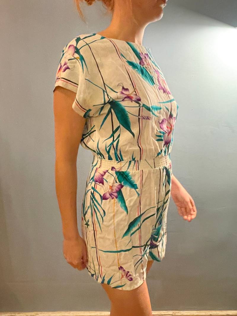 Weißer Sommerlicher Overall Mit Hibiskusblüten 1950Er Jahre M Bis L Weißer Sommerlicher Overall Mit Hibiskusblüten 1950Er Jahre M Bis L von JosuDeJosusVintagesh