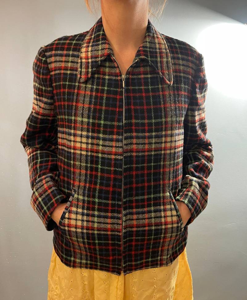 Wolle Schwarze Jacke Mit Gekreuzten Muster Rot, Gelb Und Weißen Linien True Vintage Metall Reißverschluss 1970Er Größe M von JosuDeJosusVintagesh