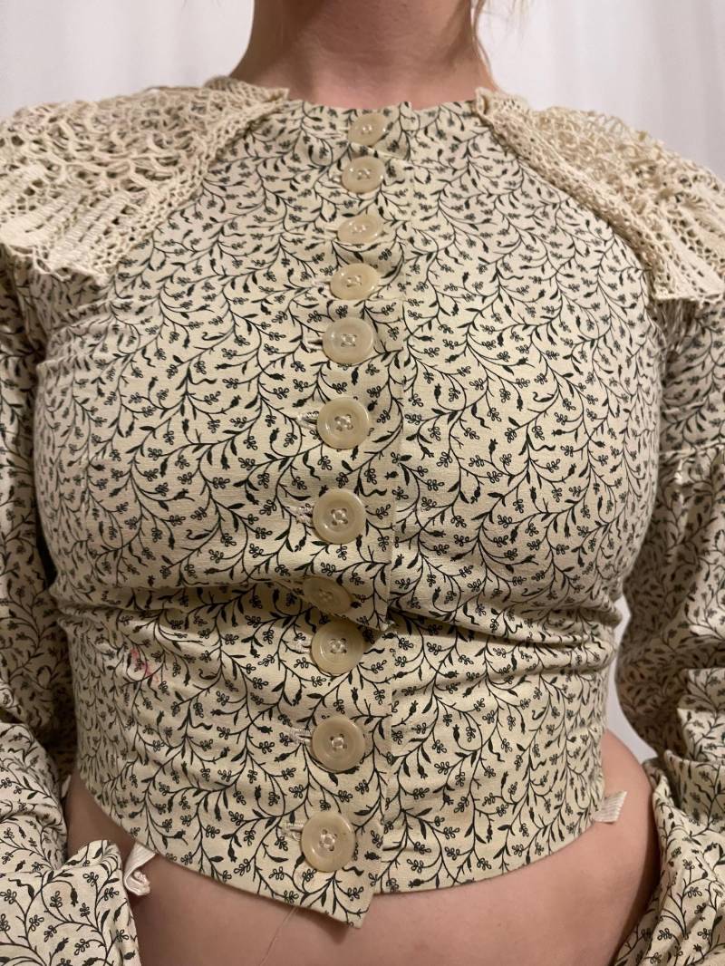 Wunderschönes Beige-Schwarz Besticktes Top Von 1900 Wunderschönes Beige-Schwarz Besticktes Top Von 1900 von JosuDeJosusVintagesh