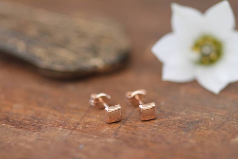 Nova Rose Gold Kissen Ohrringe | 9 Karat Massiv 375 9K Nova Rose Gold Kissen Ohrringe | 9 Karat Massiv 375 9K von Joulberry