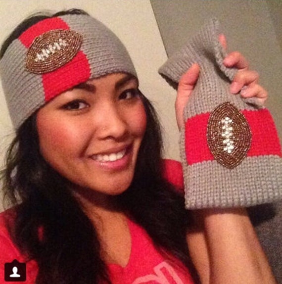 Von Der Ohio State Universität Inspiriertes Graues Und Scharlachrotes Gestricktes Stirnband Ohrwärmer Mit Einem Fußball Aus Strasssteinen Perlen Von Der Ohio State Universität Inspiriertes Graues Und Scharlachrotes Gestricktes Stirnband Ohrwärmer Mit Einem Fußball Aus Strasssteinen Perlen von JovanJane