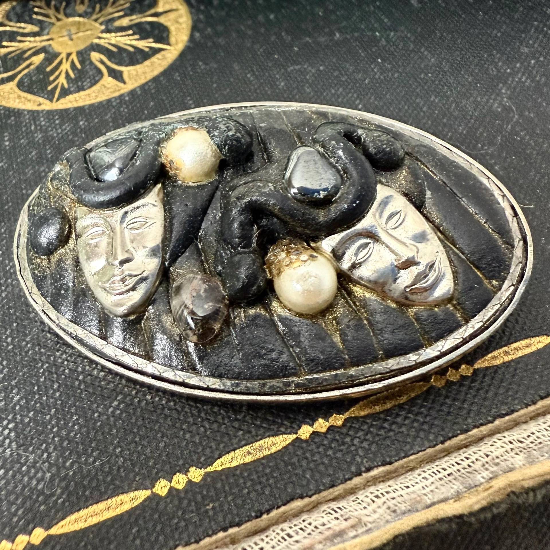 Brosche Vintage Alt Schmuck Anhänger Gold Clown Karneval Geschenk Freundin Accessoires Fundstück Einzelstück Selten Kette Mode Sammler Brosche Vintage Alt Schmuck Anhänger Gold Clown Karneval Geschenk Freundin Accessoires Fundstück Einzelstück Selten Kette Mode Sammler von Jovarte