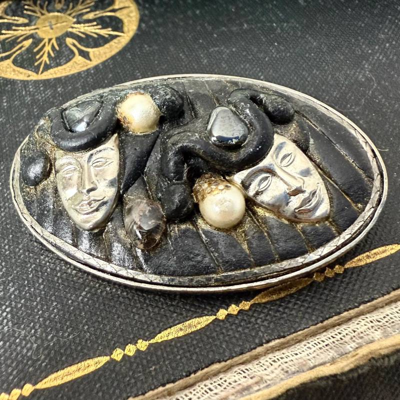 Brosche Vintage Alt Schmuck Anhänger Gold Clown Karneval Geschenk Freundin Accessoires Fundstück Einzelstück Selten Kette Mode Sammler Brosche Vintage Alt Schmuck Anhänger Gold Clown Karneval Geschenk Freundin Accessoires Fundstück Einzelstück Selten Kette Mode Sammler von Jovarte