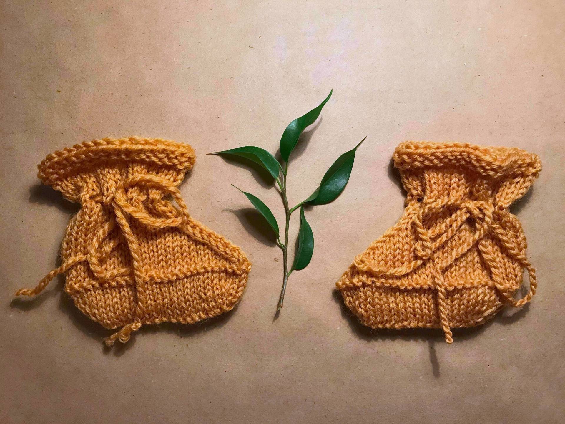 Süße Gestrickte Baby-stiefel Für Neugeborene Mit Gebundenen Schleife Süße Gestrickte Baby-stiefel Für Neugeborene Mit Gebundenen Schleife von JoyAndOak