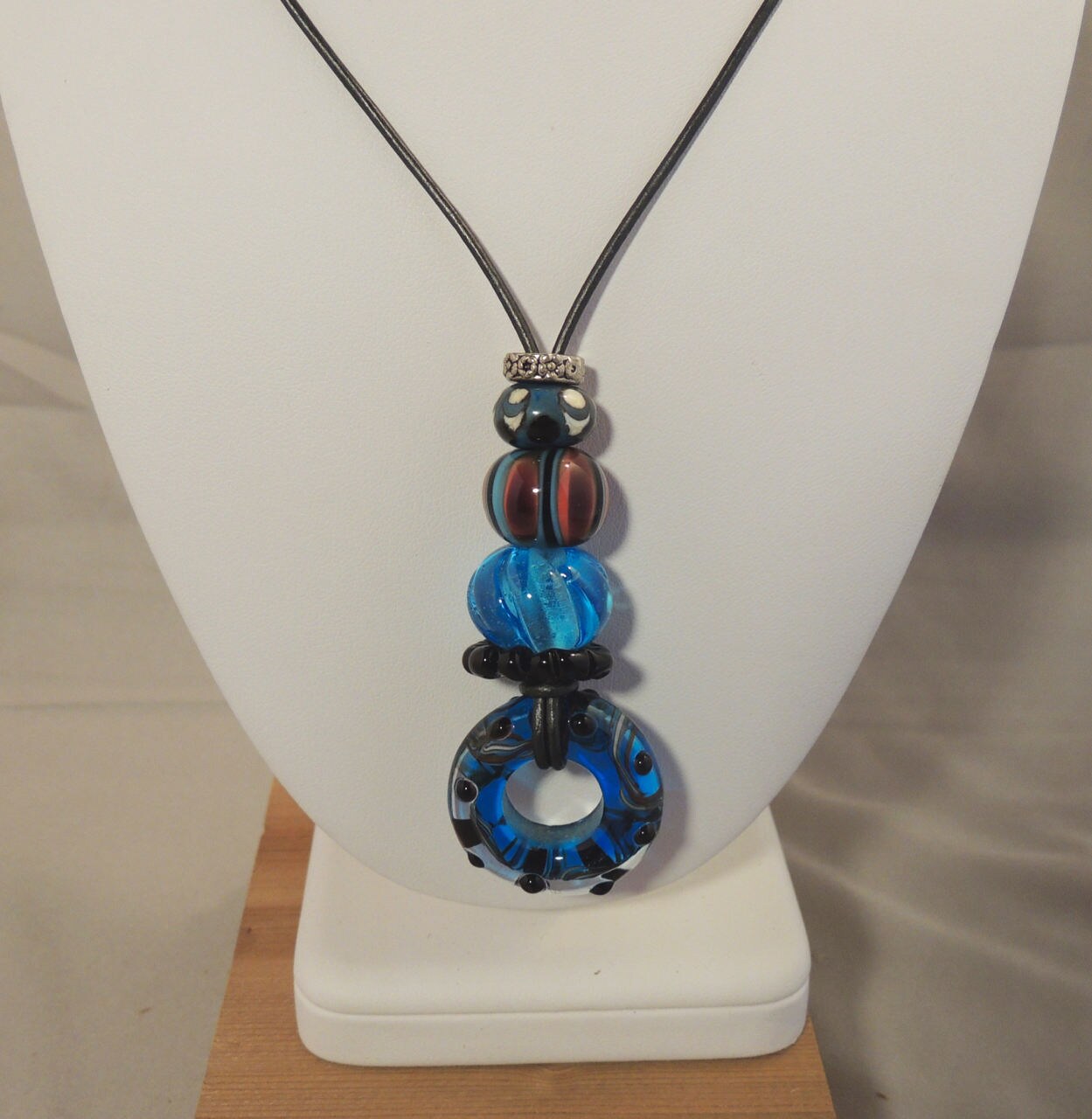 Aqua Blau, Koralle Und Schwarz Artisan Glasperlen Halskette An Lederband Aqua Blau, Koralle Und Schwarz Artisan Glasperlen Halskette An Lederband von JoyBeadzGlass