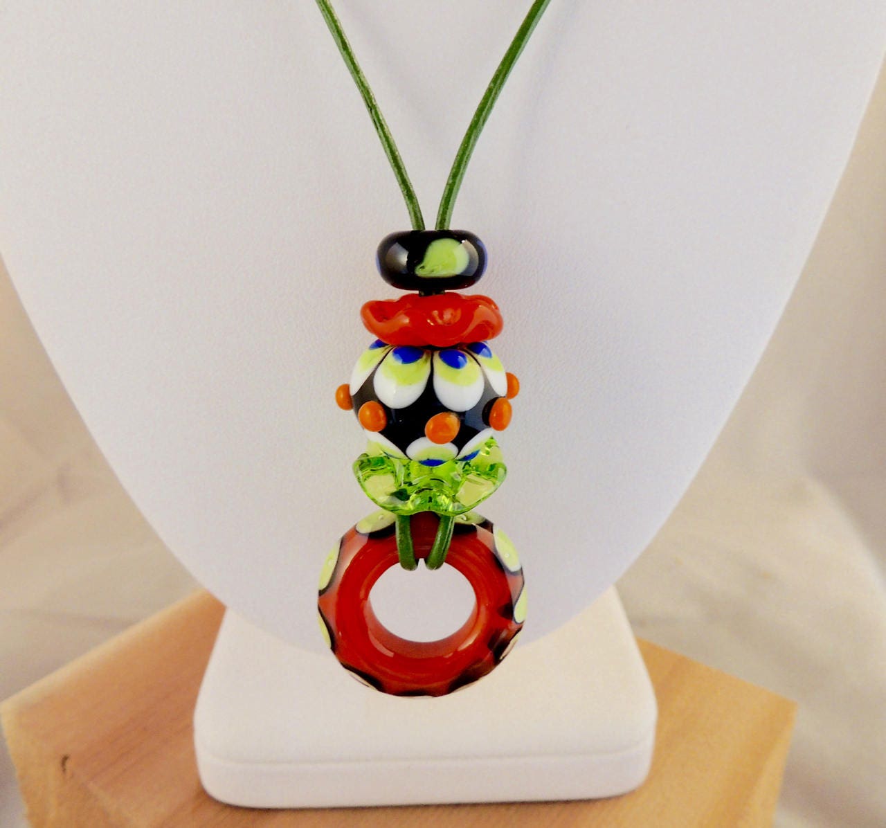 Orange, Grün Und Schwarz Handwerker Gemacht Glas Halskette Am Lederband Orange, Grün Und Schwarz Handwerker Gemacht Glas Halskette Am Lederband von JoyBeadzGlass