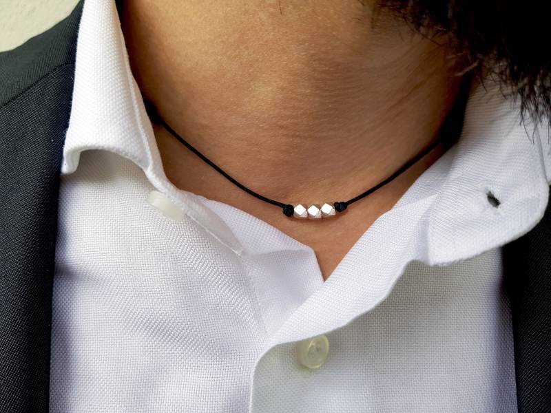 Herrenhalskette Mit Nuggets Aus Reinem Massivem Silber. Verstellbare Halskette Schwarzem Seil. Geschenke Für Ihn. Silberne Herrenhalskette von JoyElly