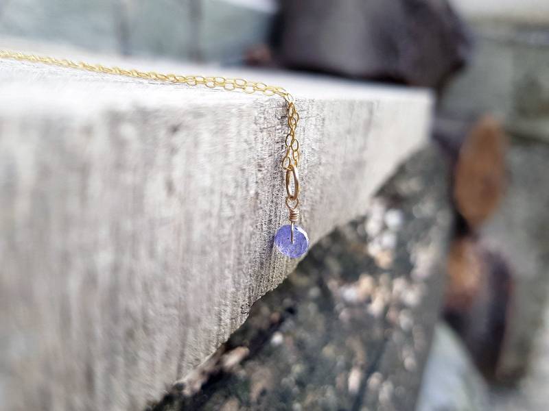 Tansanit-Anhänger. Kleiner Anhänger Aus Tansanit Und Gold. Geschenke Für Sie Minimaler Zum Jahrestag von JoyElly