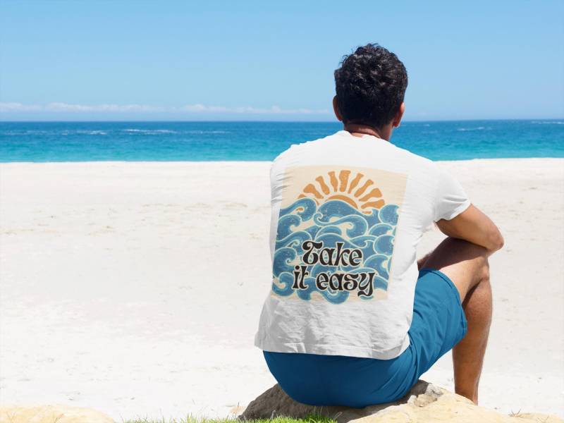 Retro T-Shirt Take It Easy - Vintage Surfer Shirt Sommer Meer Boho Wellen Grafik Herren Baumwolle Strand Outfit Geschenk von JoyHiveDE