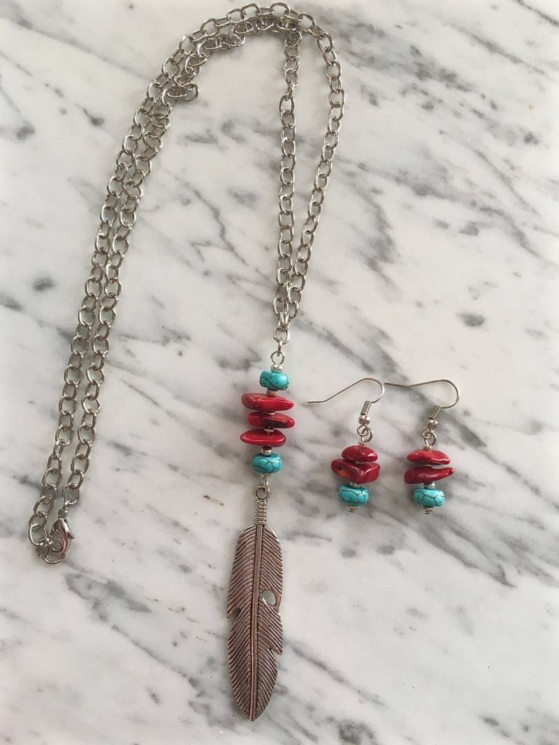 Echte Rote Koralle Und Faux Türkis Feder Anhänger Halskette, Ohrringe Echte Rote Koralle Und Faux Türkis Feder Anhänger Halskette, Ohrringe von JoyOfDixieDesigns